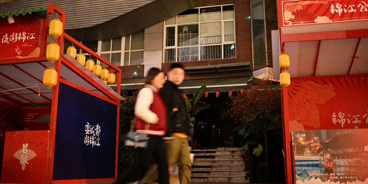 Chinese Youth Are Job Hunting on Tinder